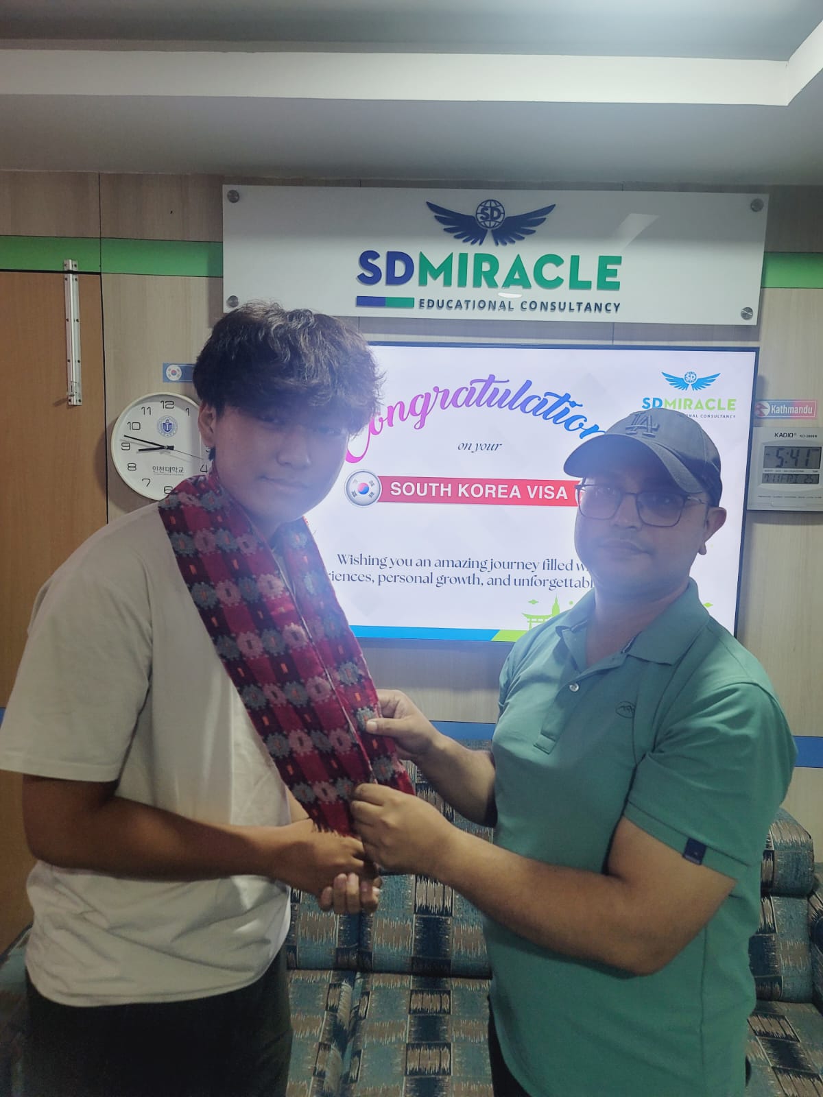 SD Miracle Team Organizes Career Counseling and Farewell Meeting for Students Departing to Korea photo 5